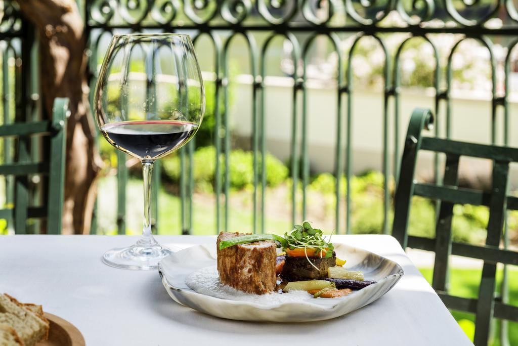 Hotel The Vintage House - Douro Pinhão Zewnętrze zdjęcie A glass of wine and a plate of food