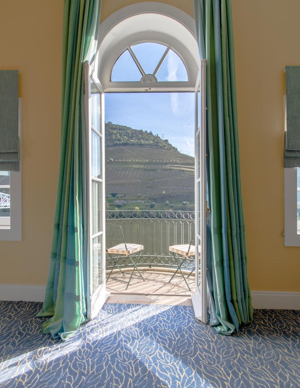 Hotel The Vintage House - Douro Pinhão Zewnętrze zdjęcie A view of the balcony of a suite at the Cape Heritage