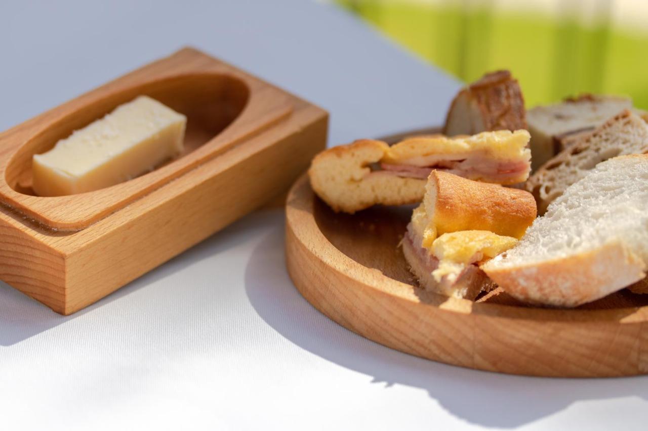Hotel The Vintage House - Douro Pinhão Zewnętrze zdjęcie A typical Italian bread with olive oil and ham