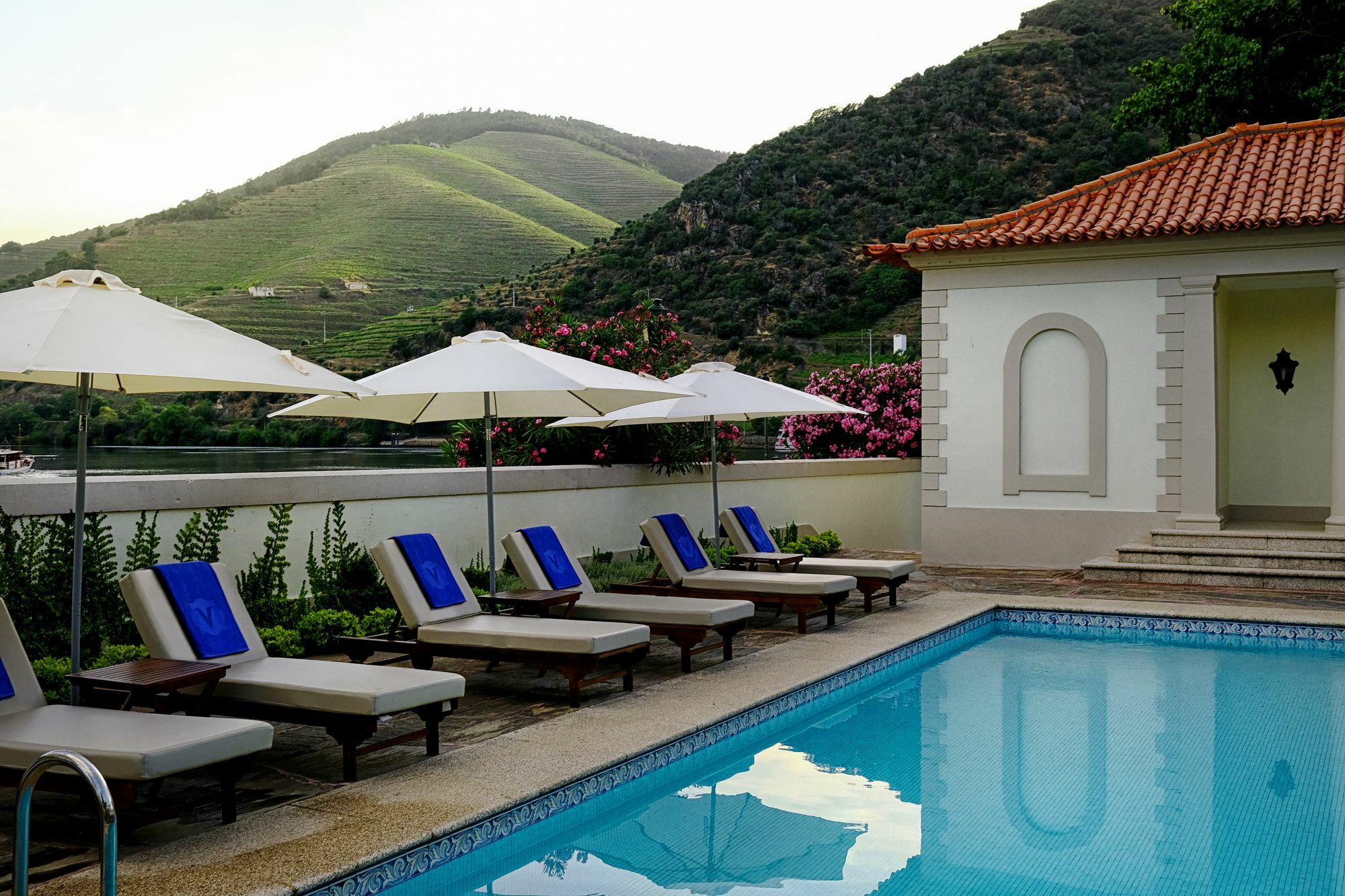 Hotel The Vintage House - Douro Pinhão Zewnętrze zdjęcie The swimming pool at the hotel